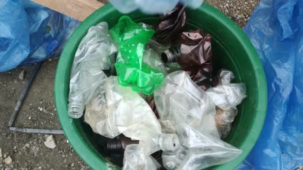 Συλλογή και ανακύκλωση πλαστικών φιαλών — Αρχείο Βίντεο