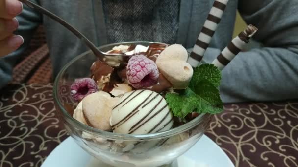 Mujer comiendo helado en la cafetería — Vídeos de Stock