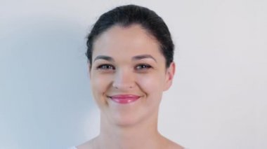 Genç kadın grimacing, yanıp sönen ve eğleniyor