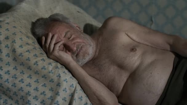 Vecchio povero uomo che dorme a casa — Video Stock