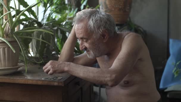 Man counting coins on a table — Stock Video