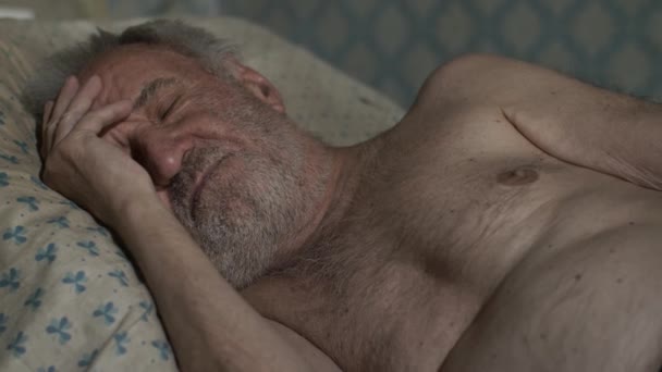 Öregember alszik otthon — Stock videók