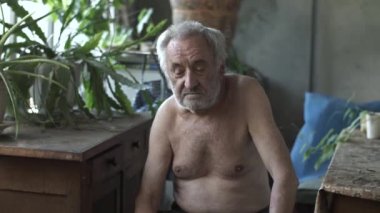 Evinde yaşlı dilenci