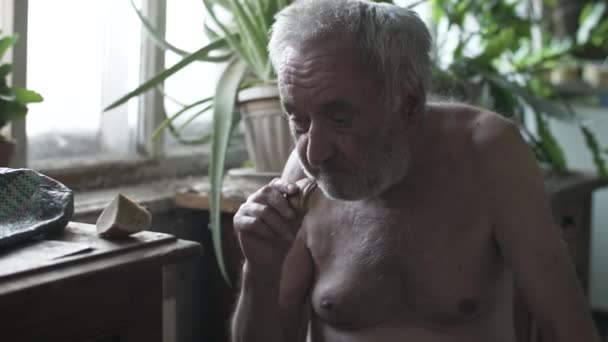 Zavallı adam bir parça ekmek yiyor — Stok video