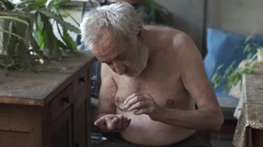 Zavallı adam elinde sent sayıyor