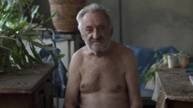 Evinde zavallı adam