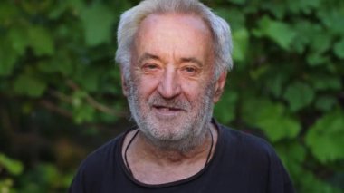 Doğada gülümseyen kırsal yaşlı adam