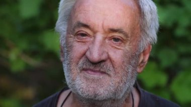 Doğa üzerinde kıdemli adam portresi