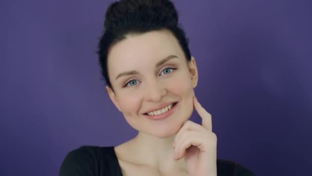 Porträt einer süßen jungen Frau — Stockvideo