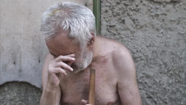 Crying man with a cane on the street — Stock Video