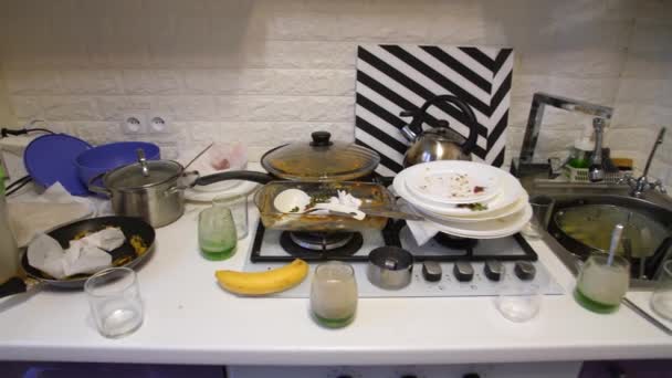 Βρώμικα πιάτα στην κουζίνα — Αρχείο Βίντεο