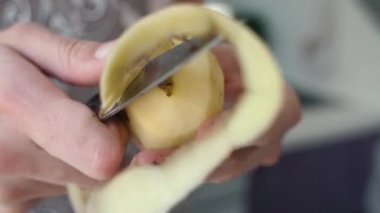 Mutfakta patates soyma