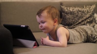 Küçük çocuk Tablet PC bakıyor