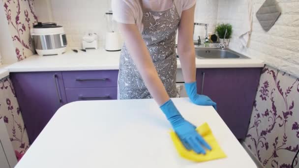 La mujer limpia la mesa en la cocina — Vídeo de stock