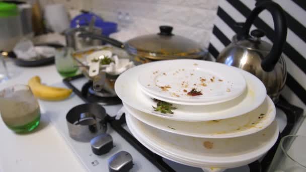 Куча грязной посуды на столе — стоковое видео