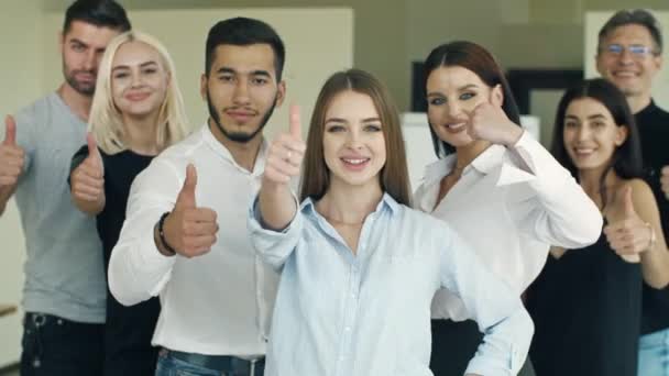 Equipe de pessoas criativas mostrando polegares para cima — Vídeo de Stock