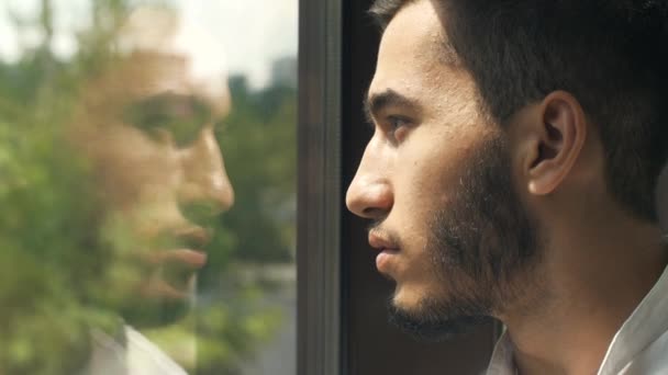 Mann spiegelt sich in einem Fenster — Stockvideo