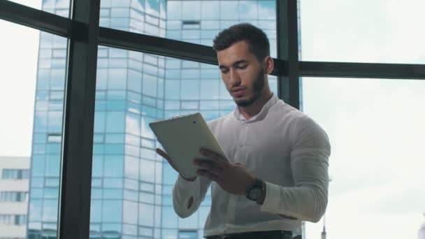 Hombre de negocios usando tableta digital en la oficina — Vídeo de stock