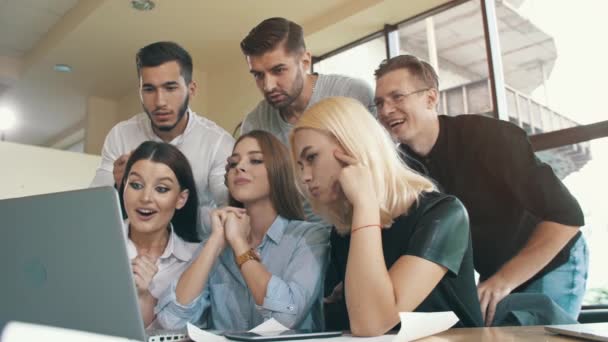 Business team verheugt zich in een succesvol akkoord — Stockvideo