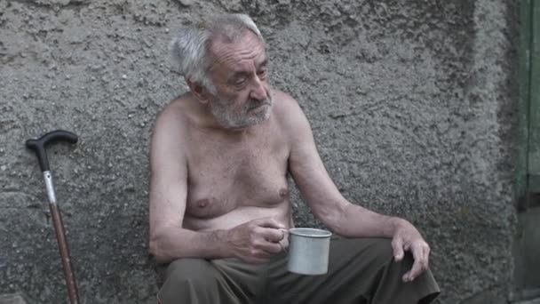 노인 가난한 남자에게 동전을 주는 여자 — 비디오