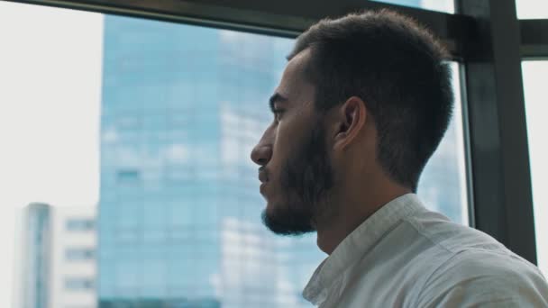 Portré egy fiatalember Nézd meg az ablakot — Stock videók