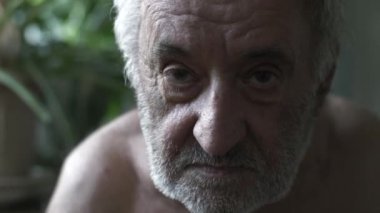 Zavallı yaşlı adam bir şey çiğner.