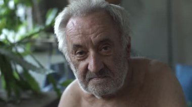 genç kadına uygulanan yüz kremi