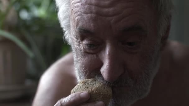 Pedinte comendo pedaço de pão — Vídeo de Stock