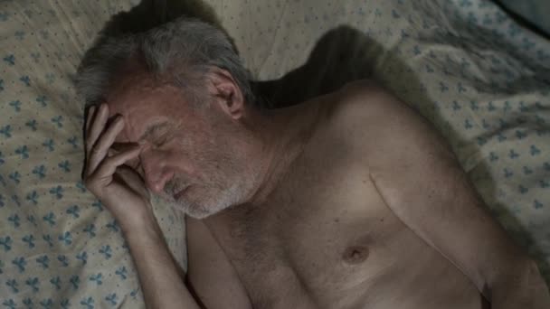 Homem mendigo dormindo em casa — Vídeo de Stock
