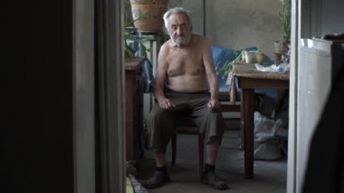 Evinde zavallı adam