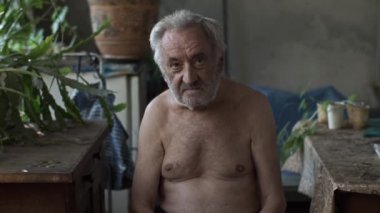 Odadaki fakir bir adamın portresi
