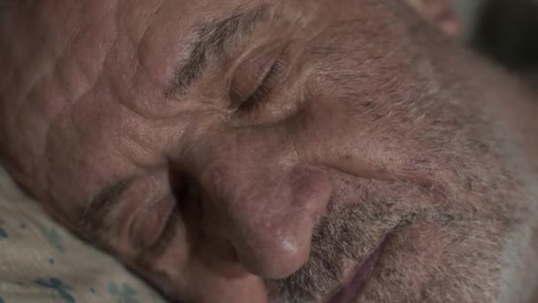 Лицо бедного уставшего человека — стоковое видео