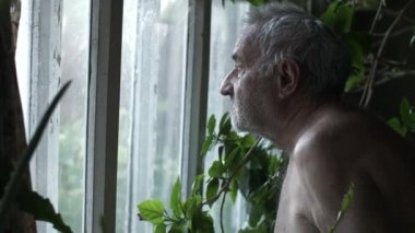 Pencereden bakan zavallı adam