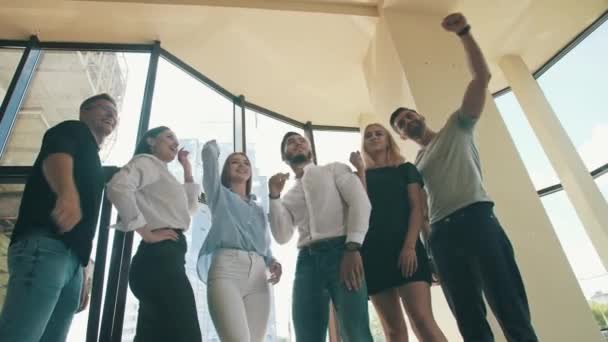 Pessoas bem sucedidas levantando as mãos no chalé — Vídeo de Stock