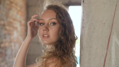 Yıkılmış binada genç bir kadının portresi