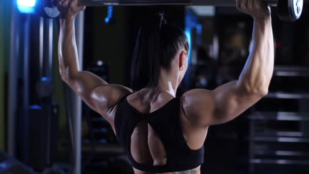 Kobieta podnosi sztangę na siłowni — Wideo stockowe