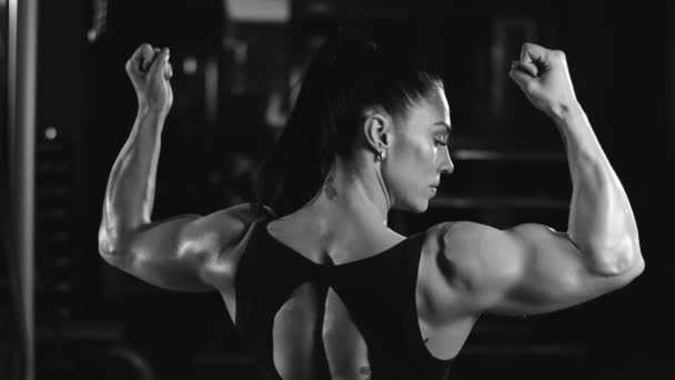 强壮的女人显示她的肌肉 — 图库视频影像