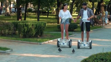 Çift segway ridding ve el ele tutuşma