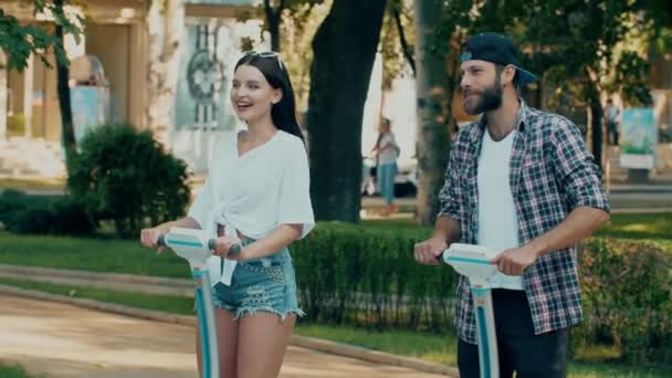 Casal ridding segway e sorrindo — Vídeo de Stock