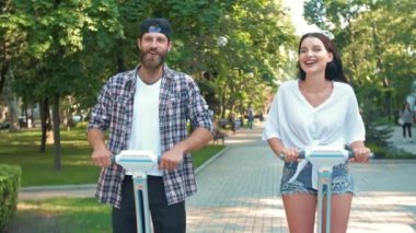 Erkek ve kadın segway sürme