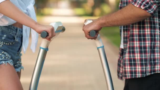 Mãos de um casal segurando segway — Vídeo de Stock