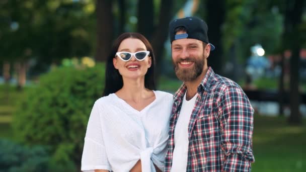 Pareja sonriente en el parque — Vídeo de stock