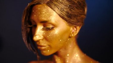 Karanlık bir odada altın kadın