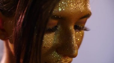 Altın parlayan makyaj ile kadın
