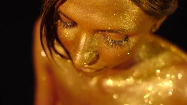 Altın sarısı tenli kadın