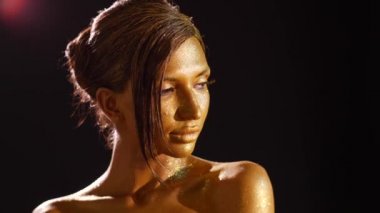 Altın makyaj ile genç kadın