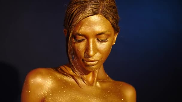 Golden shining makeup. Fashion woman. — Stock Video