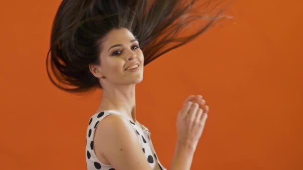 Mulher sorridente com cabelos voadores — Vídeo de Stock