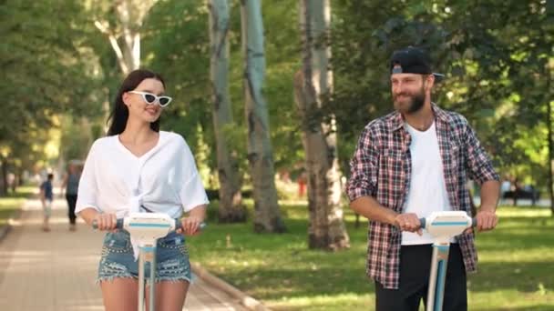 Hombre y mujer montando bicicleta eléctrica — Vídeos de Stock