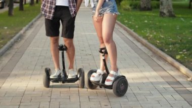 Hoverboard'larda birlikte duran çift